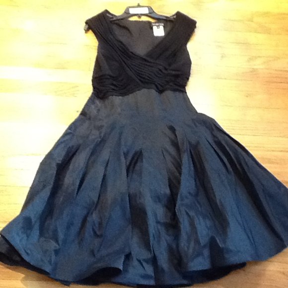 Gorgeous Tadashi Shoji Black Gown - Picture 1 of 5